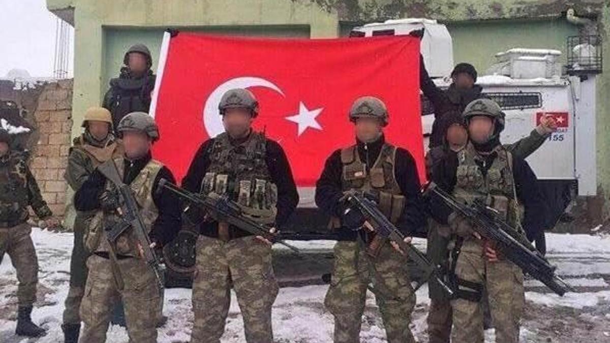 JÖH'ler, PKK'lılardan temizledikleri Zap Meydanı'na Türk bayrağı astı