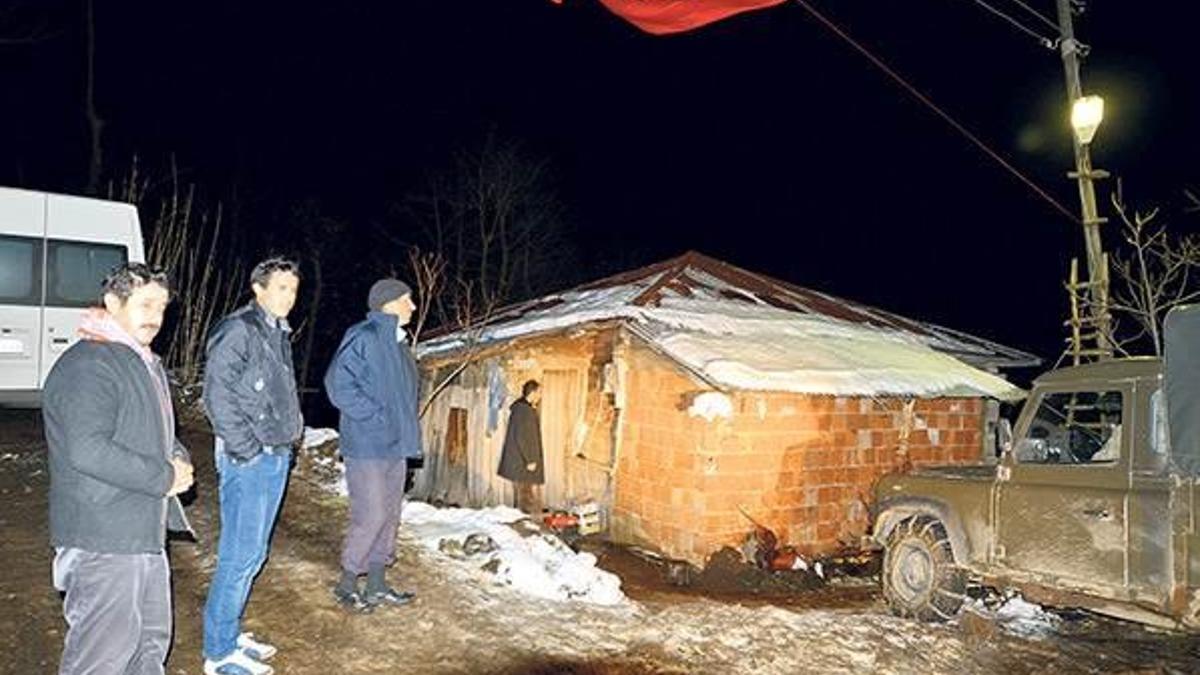 Oğlunun çorabını elinden düşürmedi
