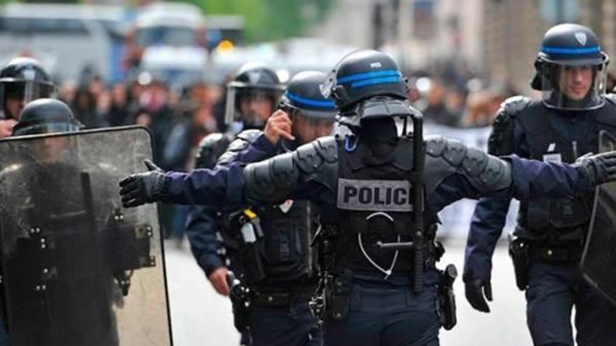 Fransa'da polis mesai dışında da silah taşıyacak