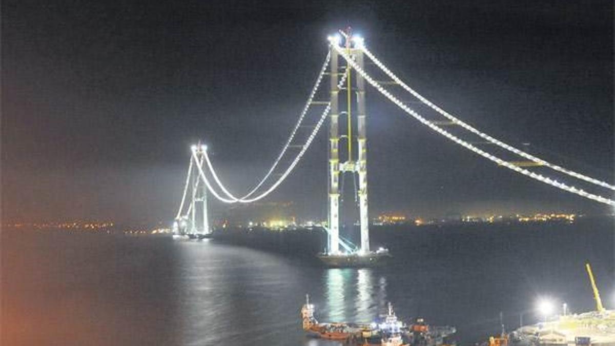 Körfez Geçişi Köprüsü geceleri ışıl ışıl