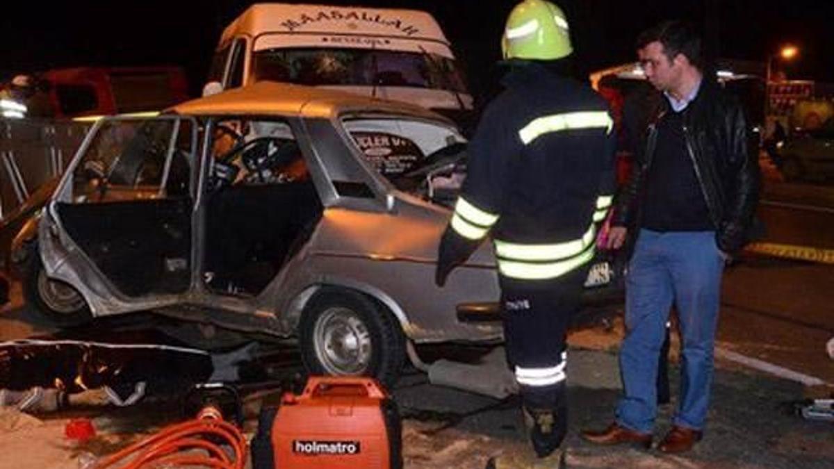 Otomobille minibüs kavşakta çarpıştı: 4 ölü, 6 yaralı