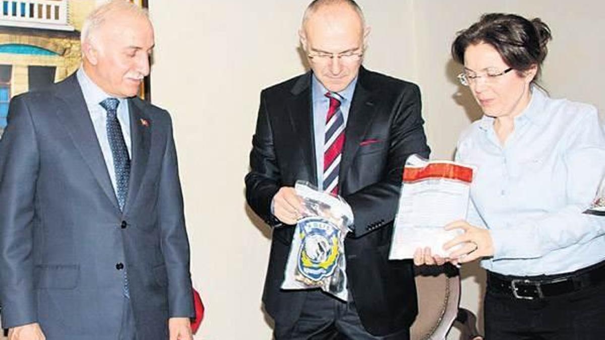 Bakıcıyı kandırıp Prof.ların evini soydular