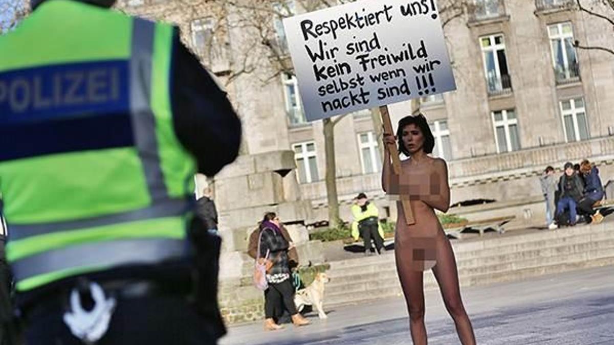 Cinsel tacize çıplak protesto (+18)