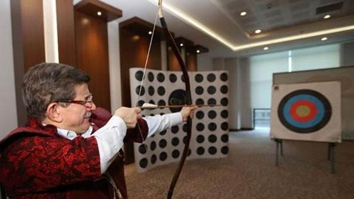 Başbakan ok atışı yaptı