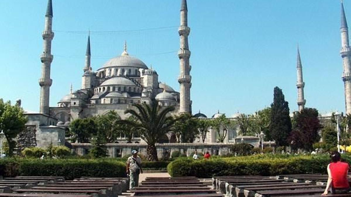 Sultanahmet Meydanı 12 saat sonra açıldı