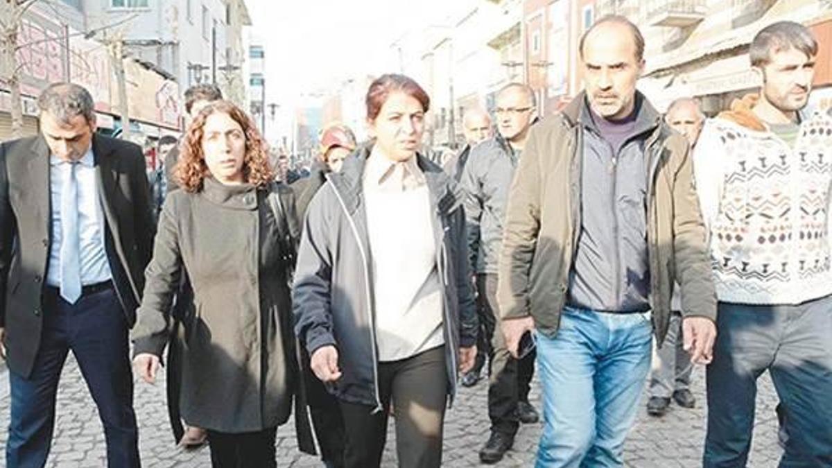 HDP'liler geçerken teröristler saldırdı