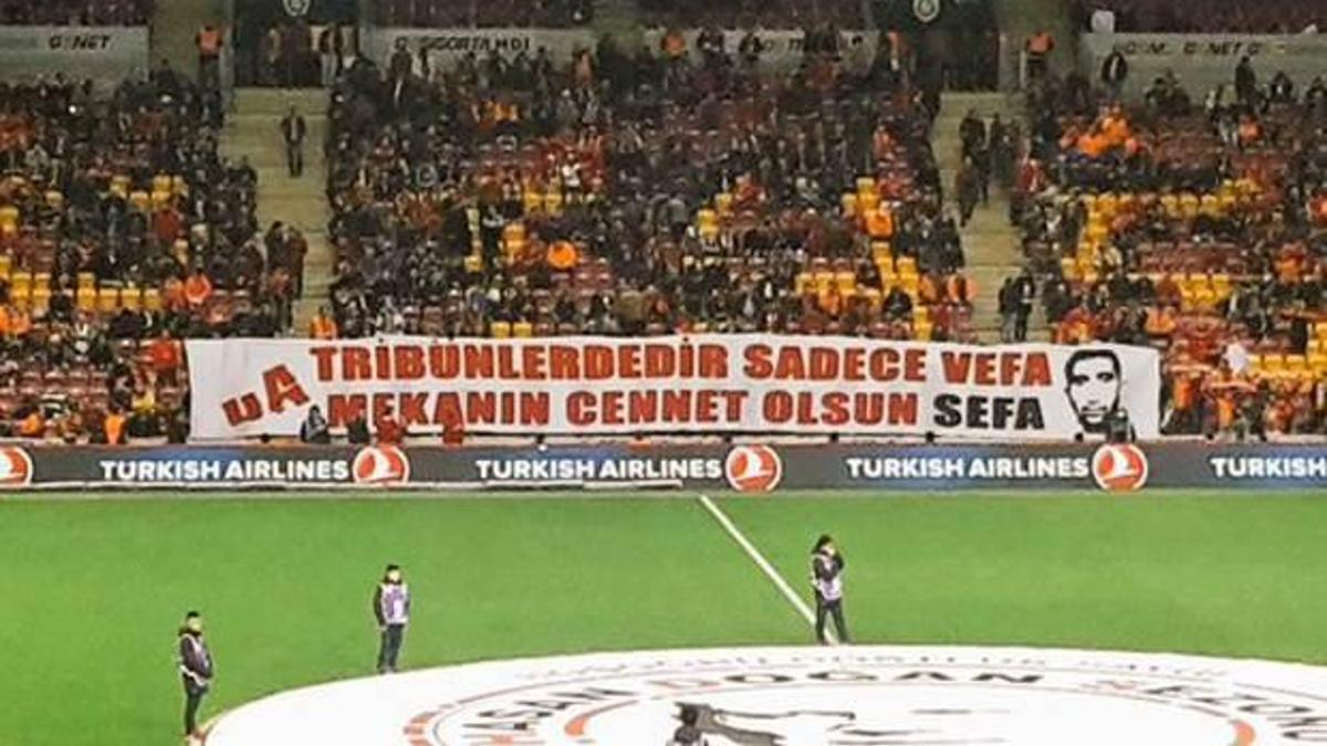 TT Arena'da 'Sefa' pankartı