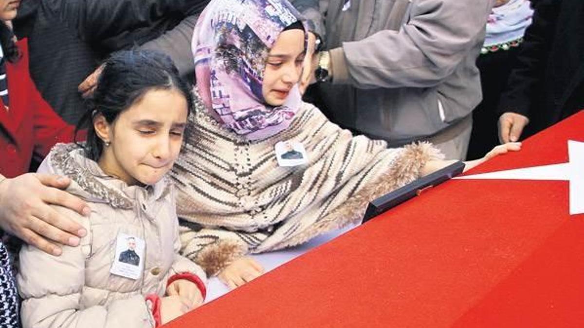 Şehidin kızları tabutu bırakmadı