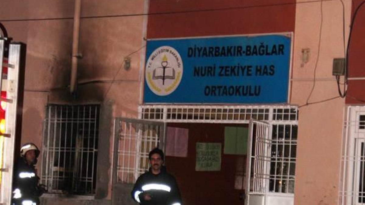 Teröristler Diyarbakır’da okul yaktı