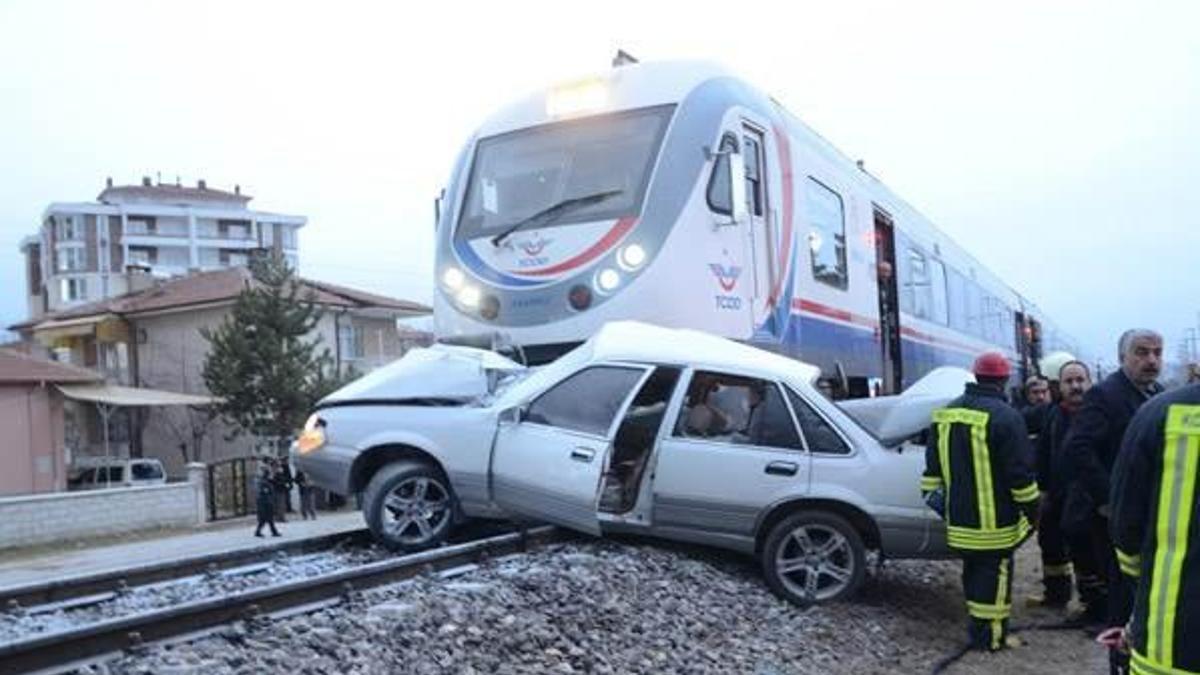 Yolcu treni otomobile çarptı: 1 ölü!