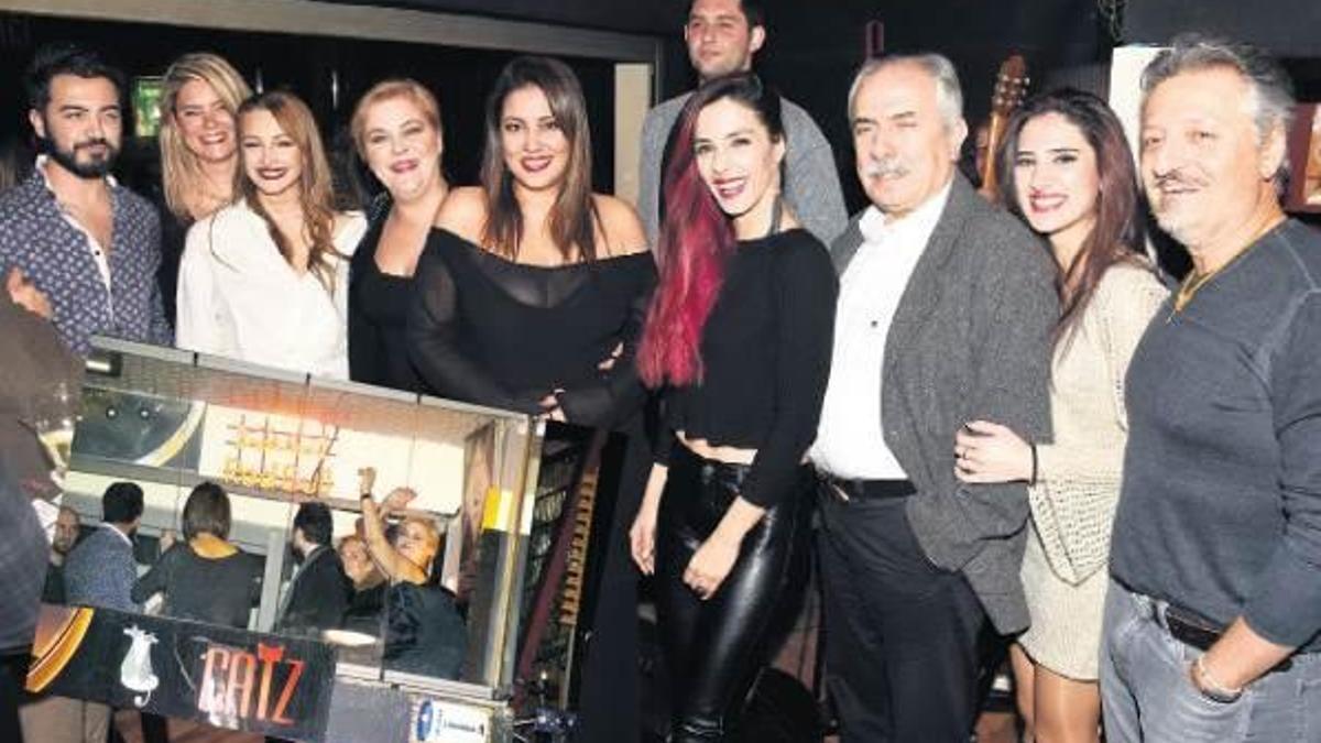 Kızı dans ettirdi