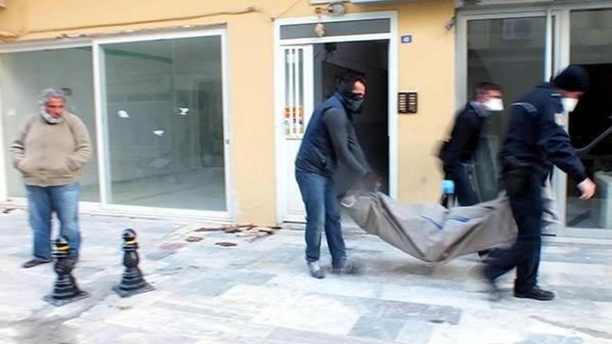 Annesinin cesediyle bir hafta yaşadı
