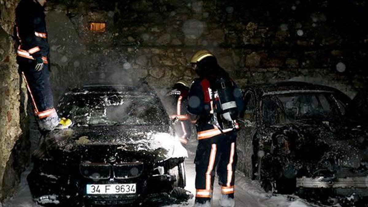 Kumkapı'da 7 araç kundaklandı