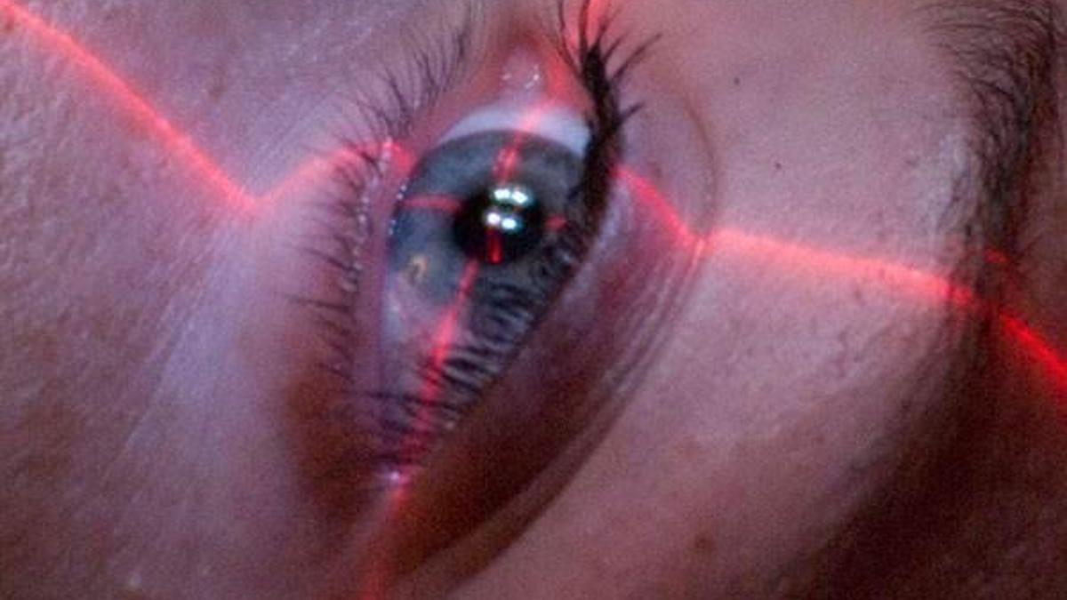 ’Gözlükten kurtulmak için yapılan lazer ameliyatı herkese uygun değil’