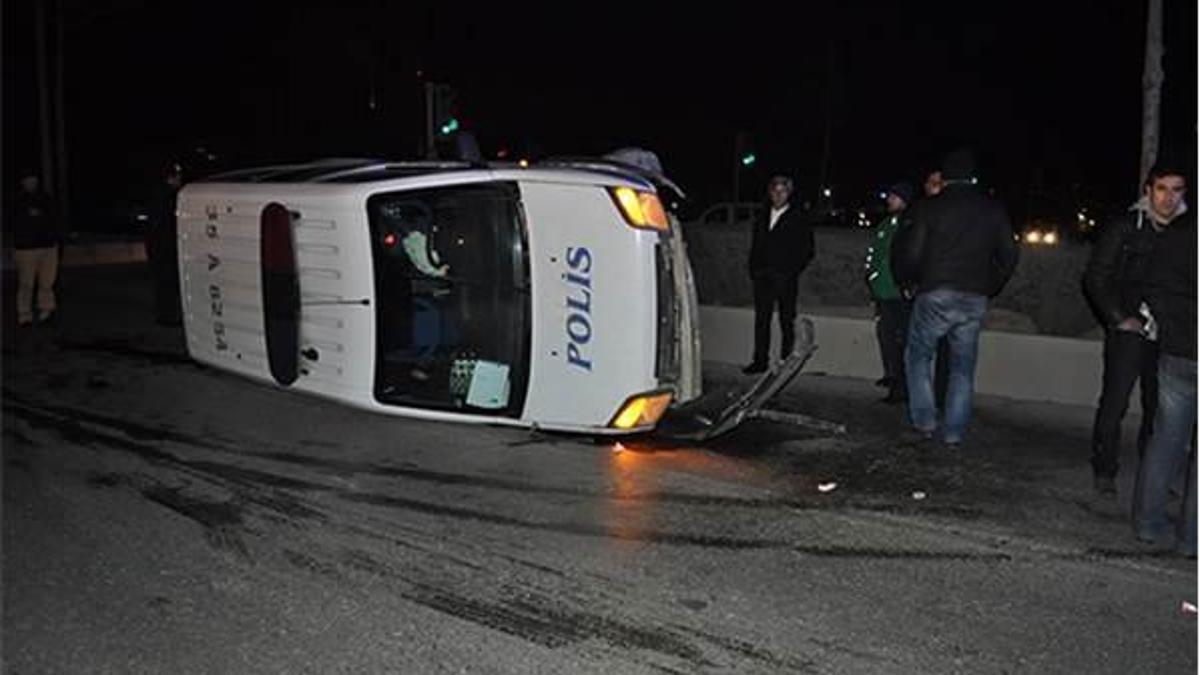 Polis otomobili kaza yaptı: 2 polis memuru yaralandı