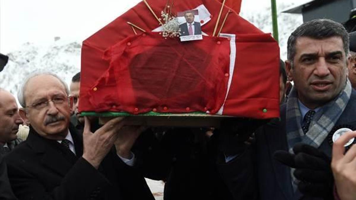 Tabutunu Kılıçdaroğlu omuzladı