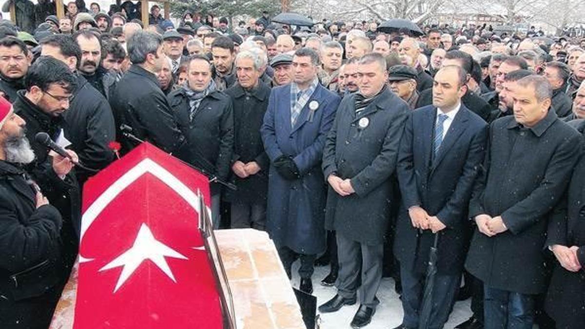 Dersimliler Kamer Genç’i uğurladı