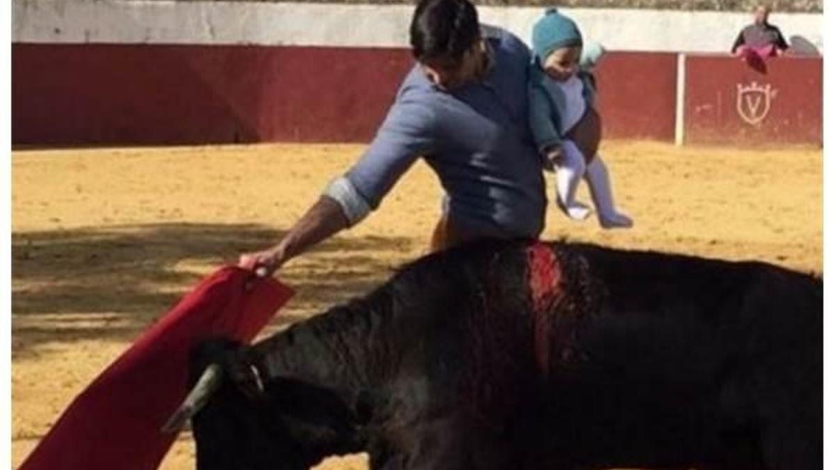 Matador 5 aylık bebeğiyle boğa güreşi yaptı
