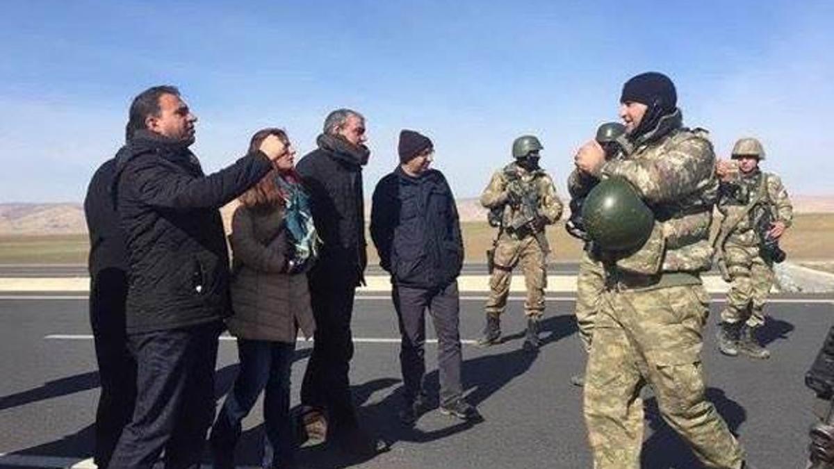 Cizre’ye yürümek isteyen HDP’lilere polis müdahalesi