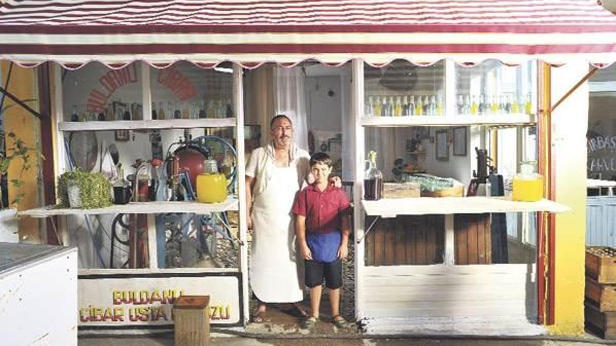 Demokles'in kılıcı kilisenin üzerinde