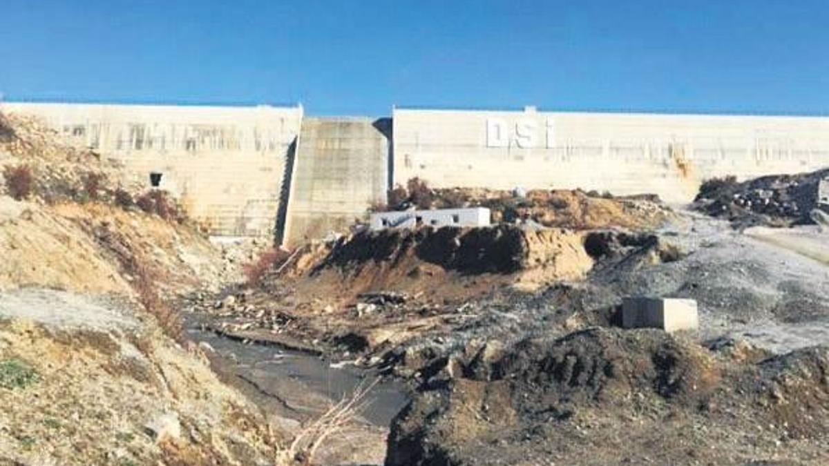 Çamavlu Sulama Göleti’nde çatlak korkutuyor