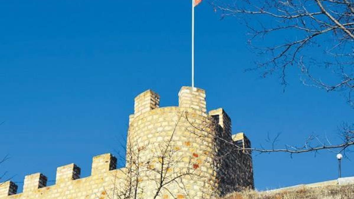 Kalede yırtık bayrağa tepki