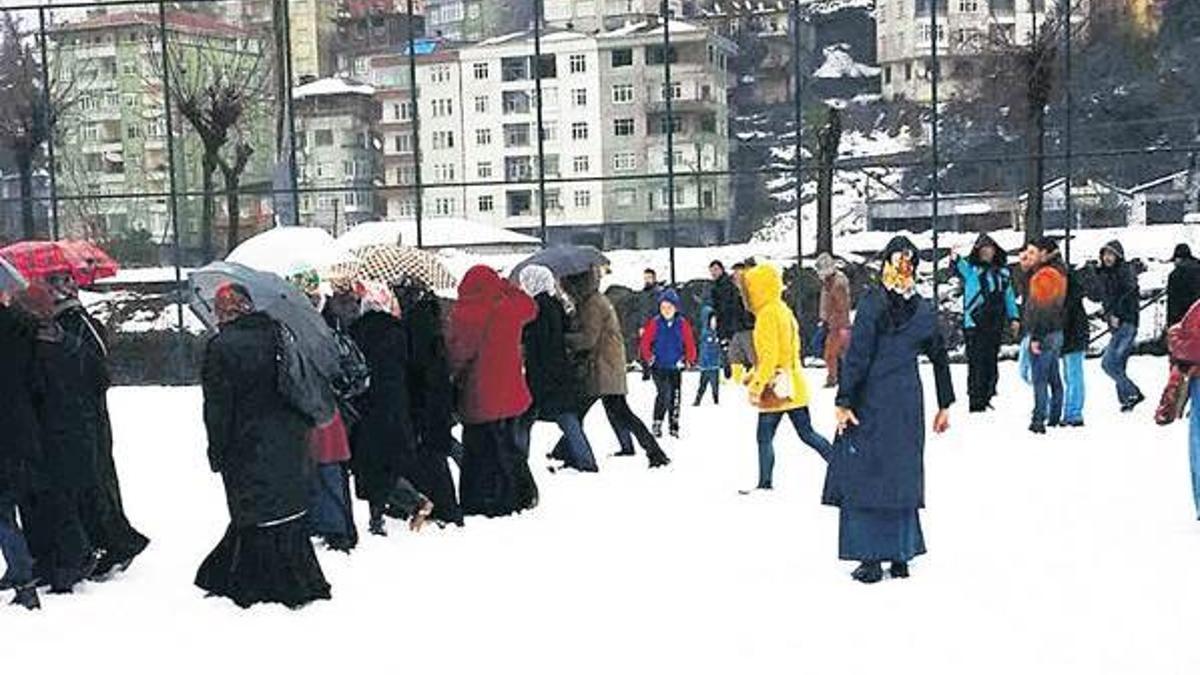 Karları temizlemek için 1.5 saat yürüttüler