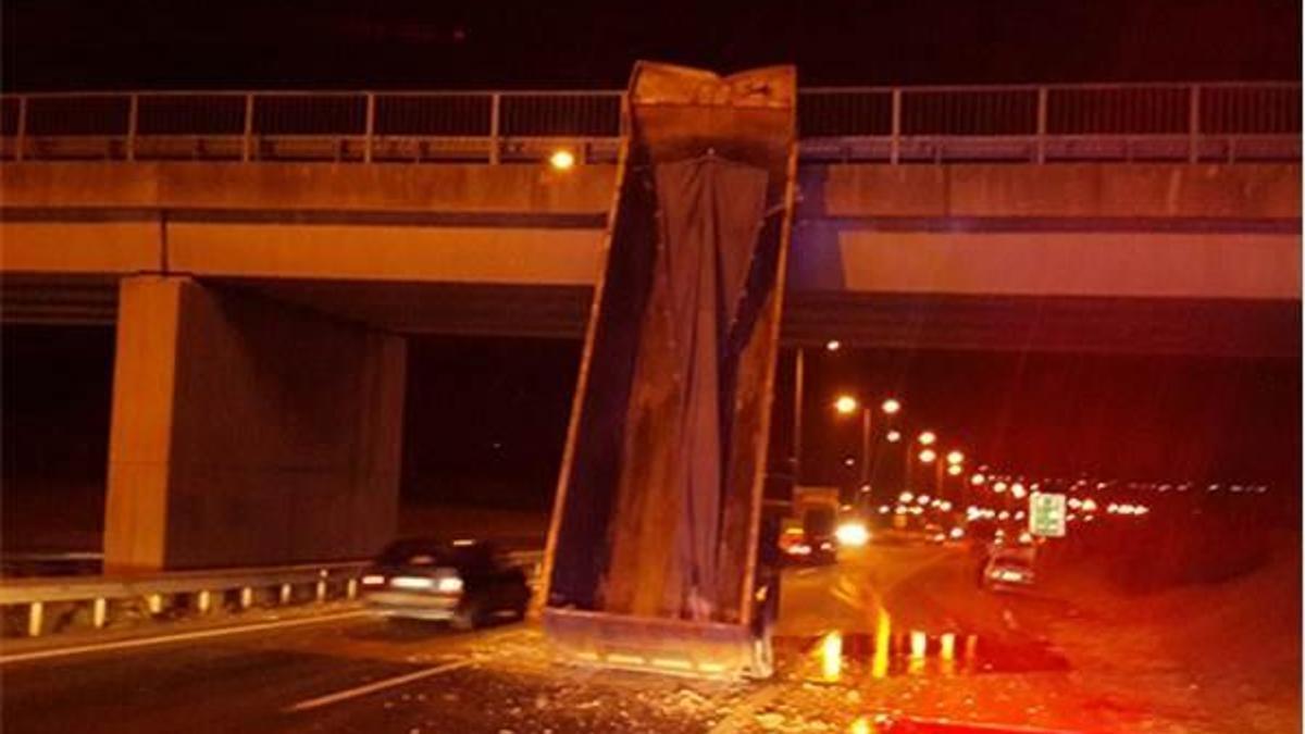 TEM'de damperi açık kalan kamyon üst geçide takıldı