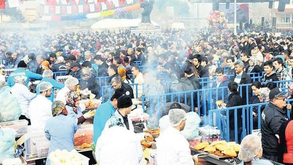 25 bin kişi sucuk ekmek için toplandı