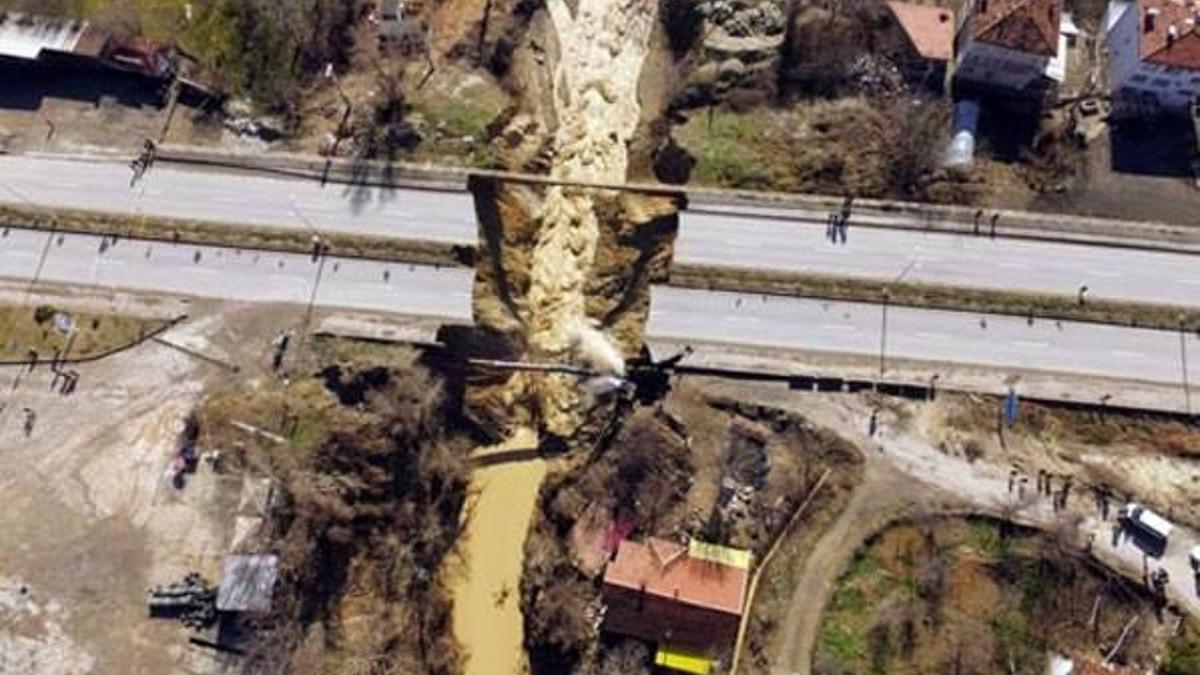 Karabük’te sel: Karayolu çöktü, mahalle su altında