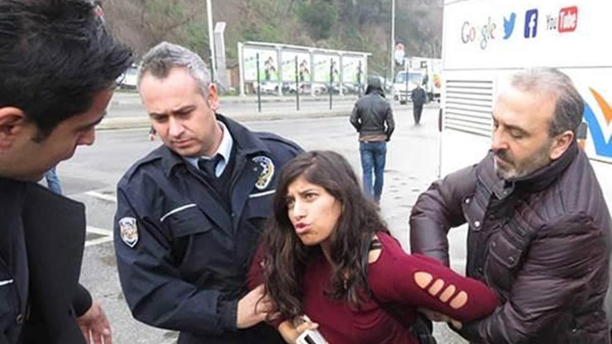 ‘Türk müsün?’ diye sordu