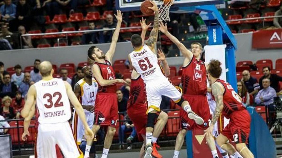 G.Saray liderliği son maça bıraktı