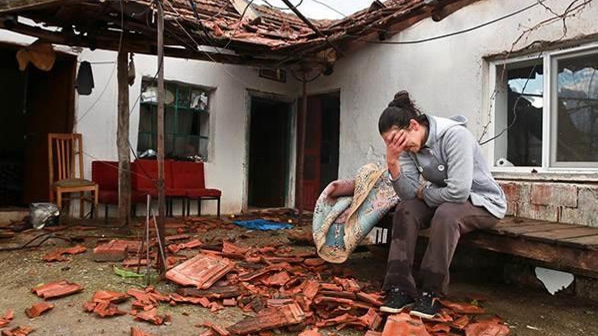 Antalya’da hortum evlerin çatılarını söktü