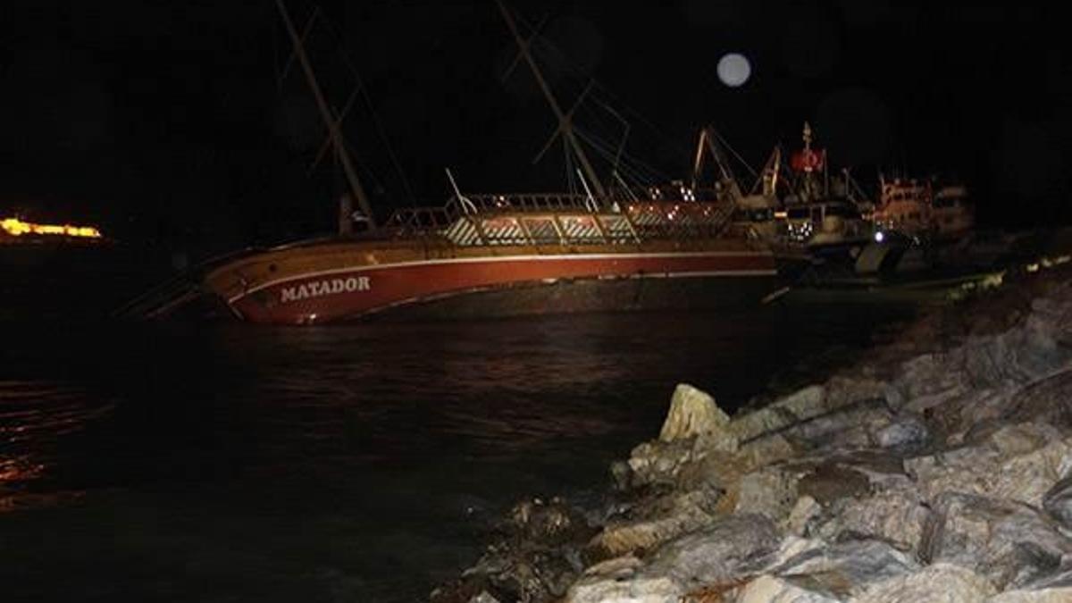 Kuşadası'nda gezi teknesi battı
