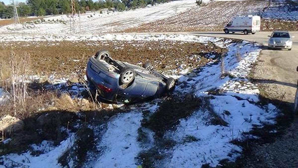 Direksiyon dersi alan kadın sürücü şarampole yuvarlandı