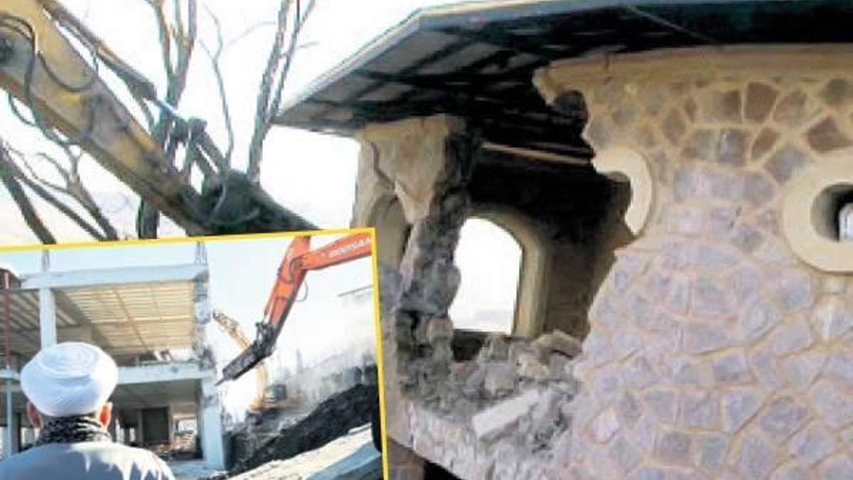 Külliyede kaçak binalar yıkıldı