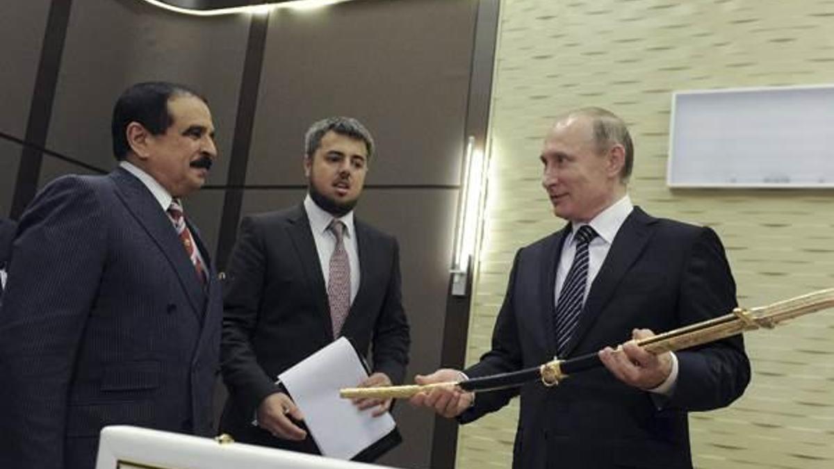 Bahreyn Kralı, Putin'e Şam çeliğinden kılıç hediye etti