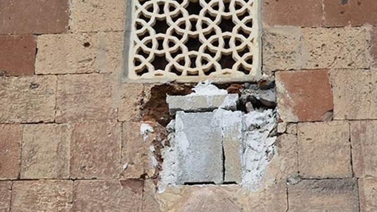 Pes doğrusu! Cami duvarından...