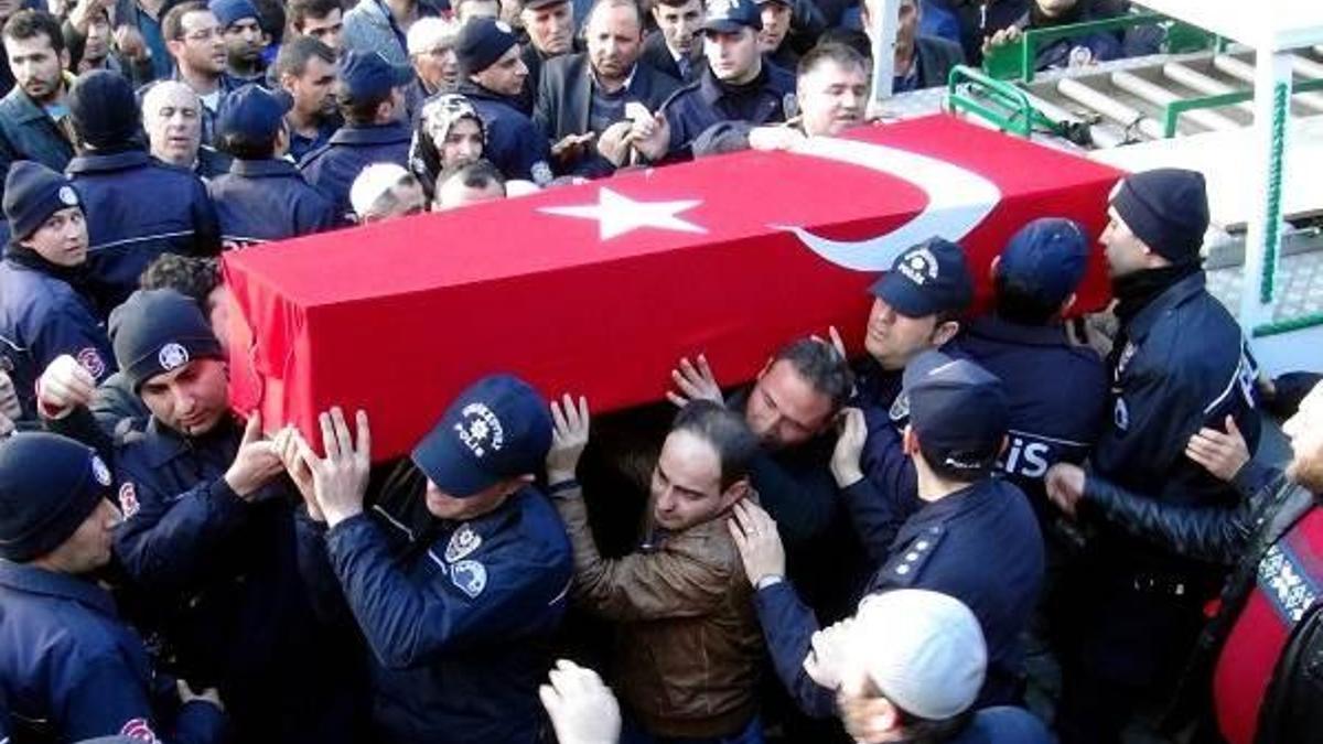 Kılıçdaroğlu'nun çelengini yere attılar