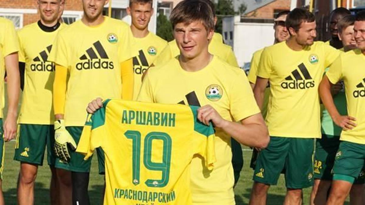 Arshavin'den sürpriz imza