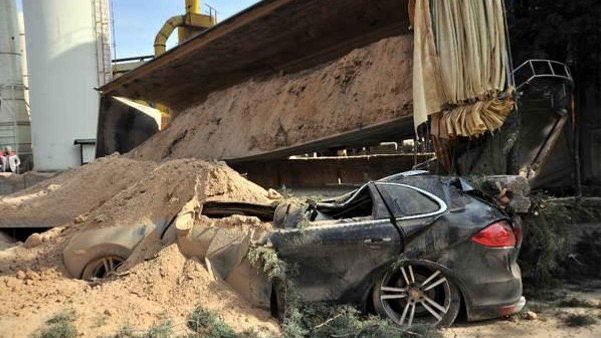 Kamyonun damperi lüks araçların üzerine devrildi