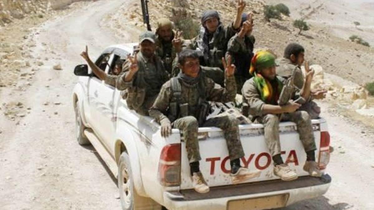YPG kritik Miniğ Hava Üssü'nü ele geçirdi, Azez'e yöneldi