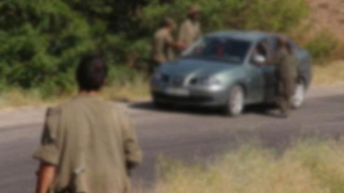 PKK, Diyarbakır'da yol kesti, 2 aracı yaktı