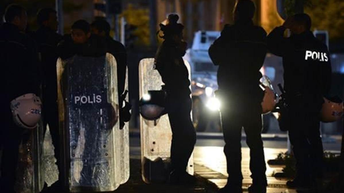 Polise saldırmak isteyen terör örgütü yandaşlarını vatandaş kovaladı
