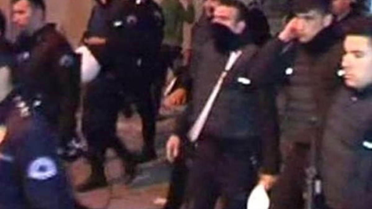 Polise saldırmak istediler! Vatandaşlar kovaladı