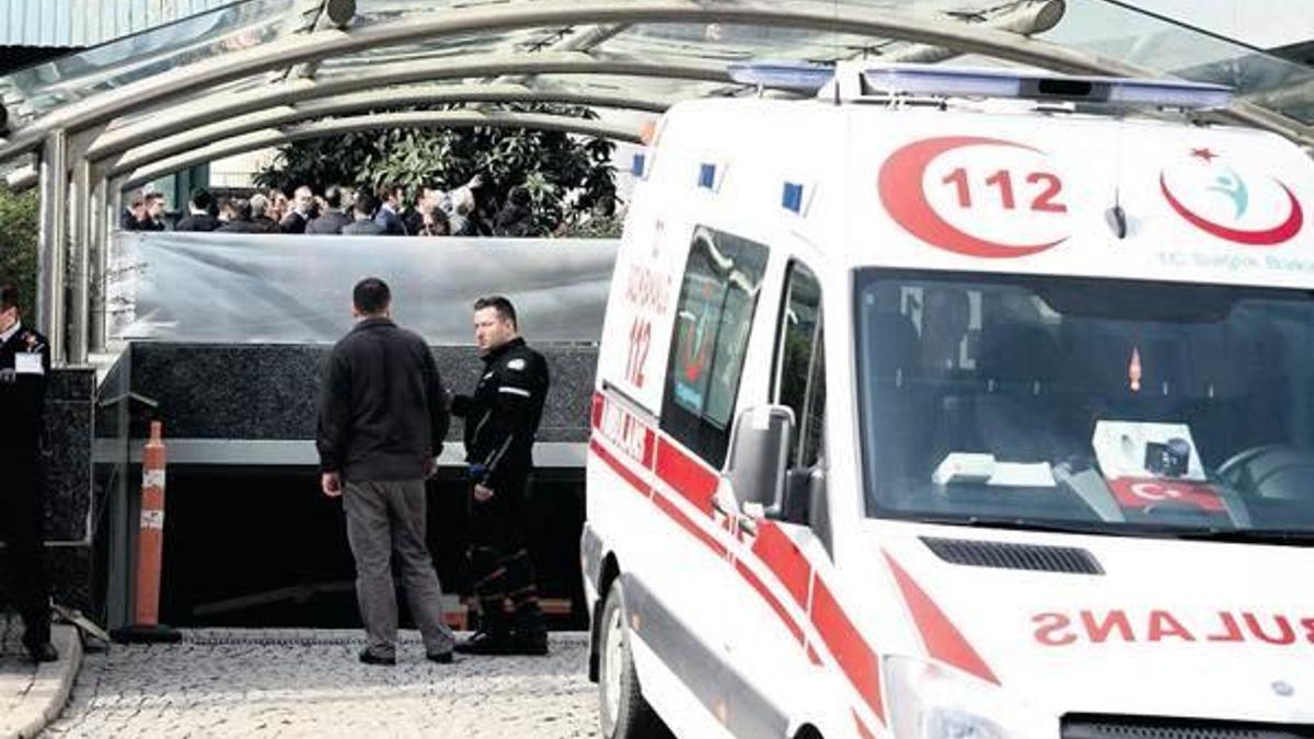 Plazanın terasından düşen personel öldü