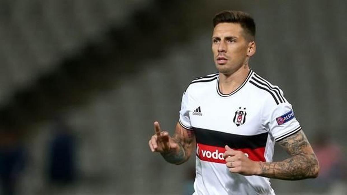 Sosa Kartal'a tat veriyor