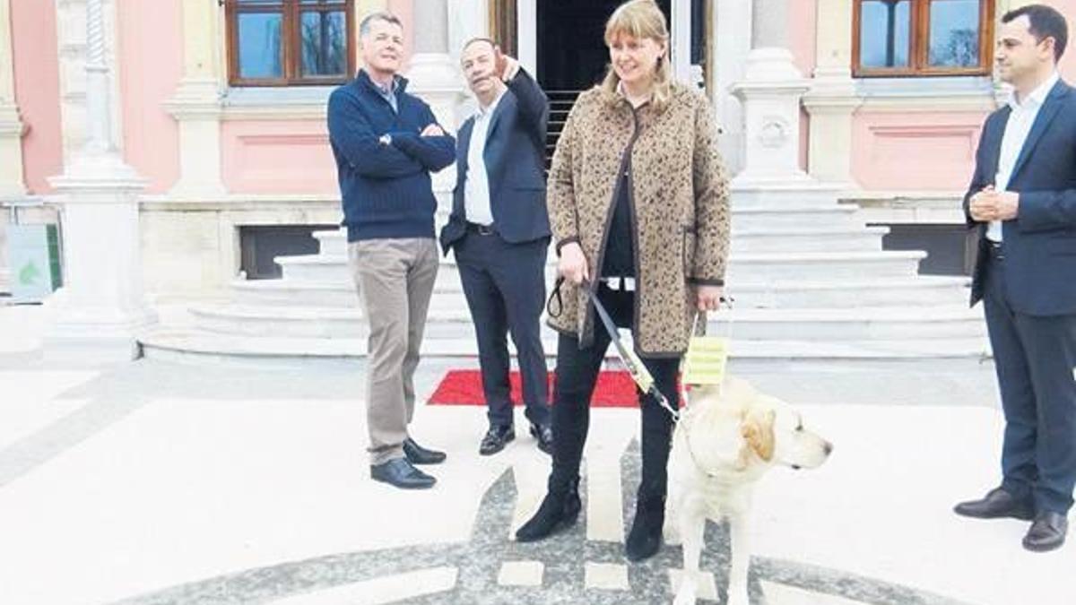 Büyükelçi eşinin köpeğinde ‘dokunmayın’ notu