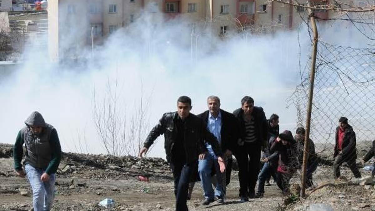 Hakkari'de cenaze konvoyuna polis müdahalesi