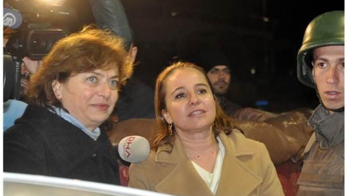 Can Dündar’ın eşi Dilek Dündar Silivri Cezaevi’ne geldi